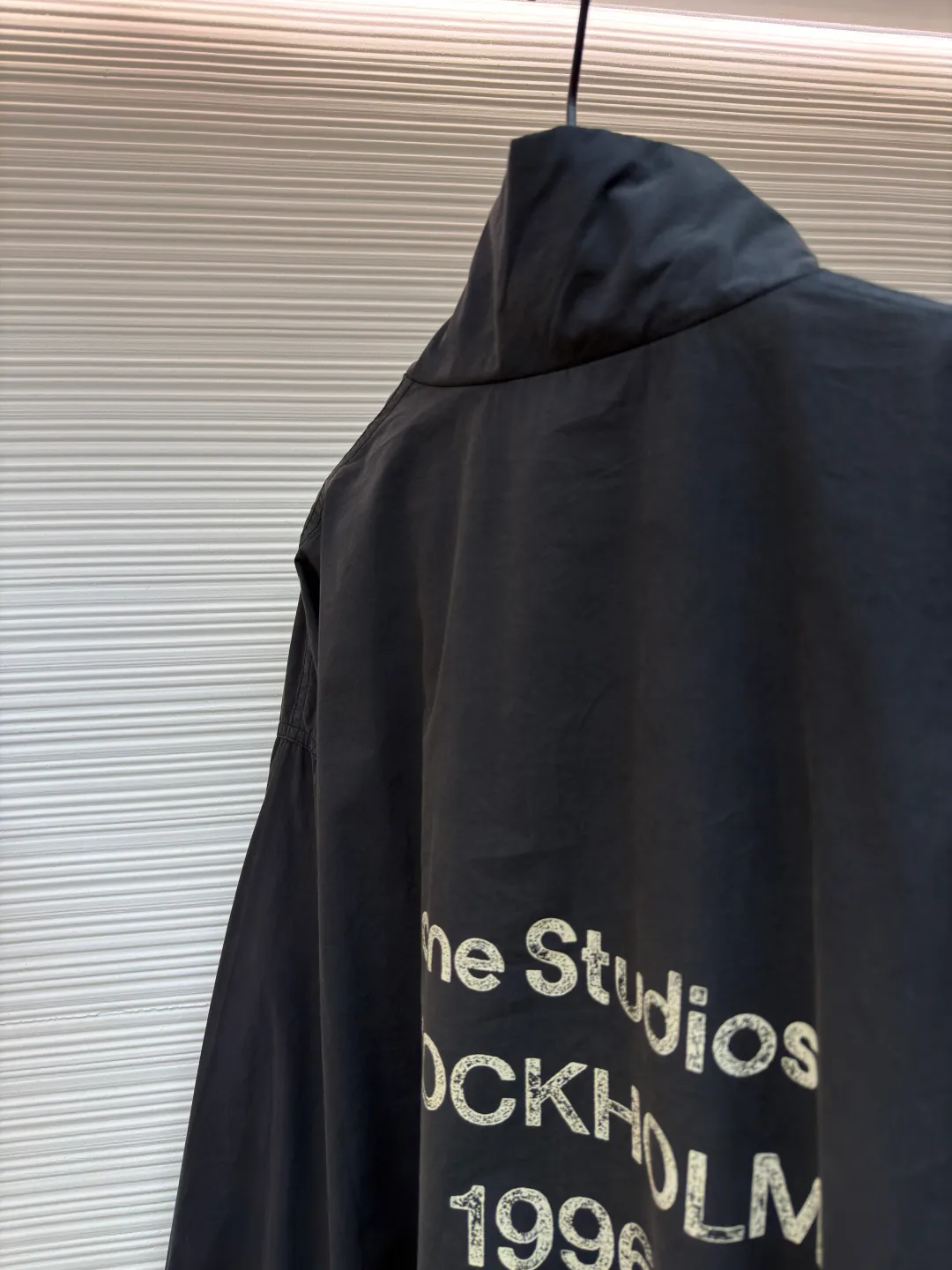 Acne Studios contrasting logo zipper jacket ●Original version: Purchased and developed for 6500 ●Item number: 1681084-B45 ●Material: Illusion elegant cotton fine woven silk fabric ●Technology: Solid printing production ●Version: Loose fit ●Weight: about 600 grams ●Size: 42-44-46-48 ●Description: Customized Illusion elegant cotton fine woven silk, soft and silky, comfortable and close to the skin, with aged black as the color The inadvertently smudged distressed effect meets the carrier of retro sentiments. The panel decorations are displayed in a homogeneous manner. It is embellished with the eye-catching Acne Studios 1996 contrasting logo on the back panel. It has a retro charm and exudes a modern simple fashion sense. The elastic cuffs and hem design cleverly outline the body lines and reveal a sense of high-end that cannot be ignored in the casualness. It is the most stylish fashion pioneer on the street, using solid printing. The chest printing has been modified by the film screen three times. Use glue liquid paint to print the pattern on the fabric, bake the fabric to fix the printed pattern, and use the gradient spraying process to make the clothes appear rich in color under different lights and increase the visual layering. Heavy washing uses a special solution to remove stains and slight fading, and then snowflake washing uses strong washing to remove fading and make the color more uniform. The hem is made at one time using a three-needle waist-stretching machine. The machine's special needle position and feeding mechanism are used to sew the elastic band and the fabric together in the same process. The three-needle design is stronger and can evenly distribute pressure to ensure that the elastic band and the fabric are tightly fitted. The overall wiring is straight and delicate, the fabric is comfortable and soft, and the color is consistent without color difference. It can be matched with the same style to create a fashionable look and control various occasions. Customized accessories, complete with three standards, same style for men and women!